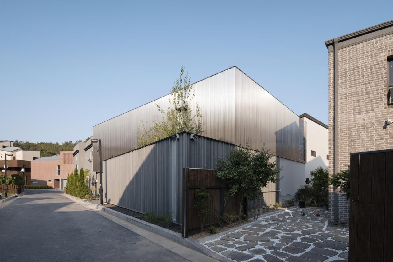 BIM建筑|扭曲营造空间，金属立面住宅 / Archirie