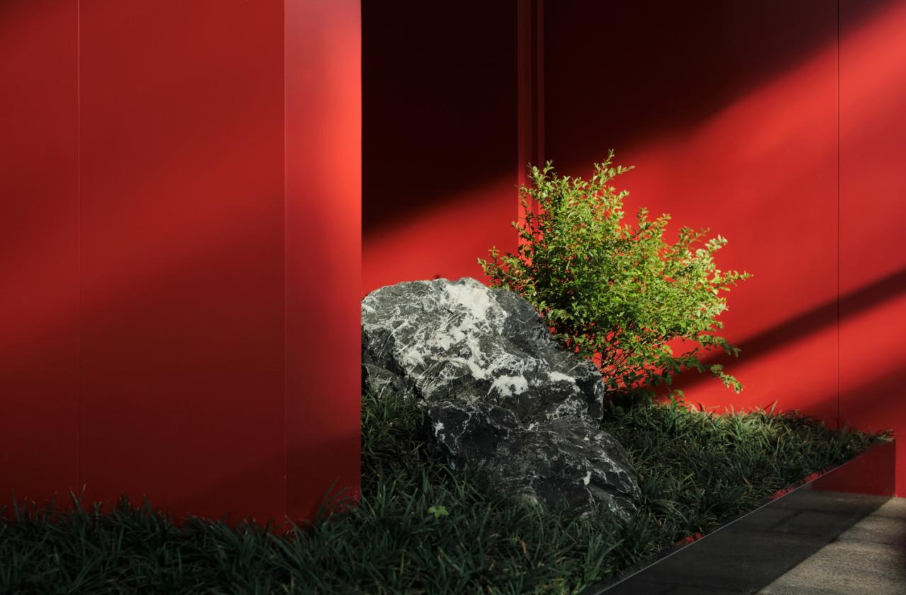 BIM建筑|街角的红色酒场：鸟焱·烧物 / TRIOSTUDIO三厘社