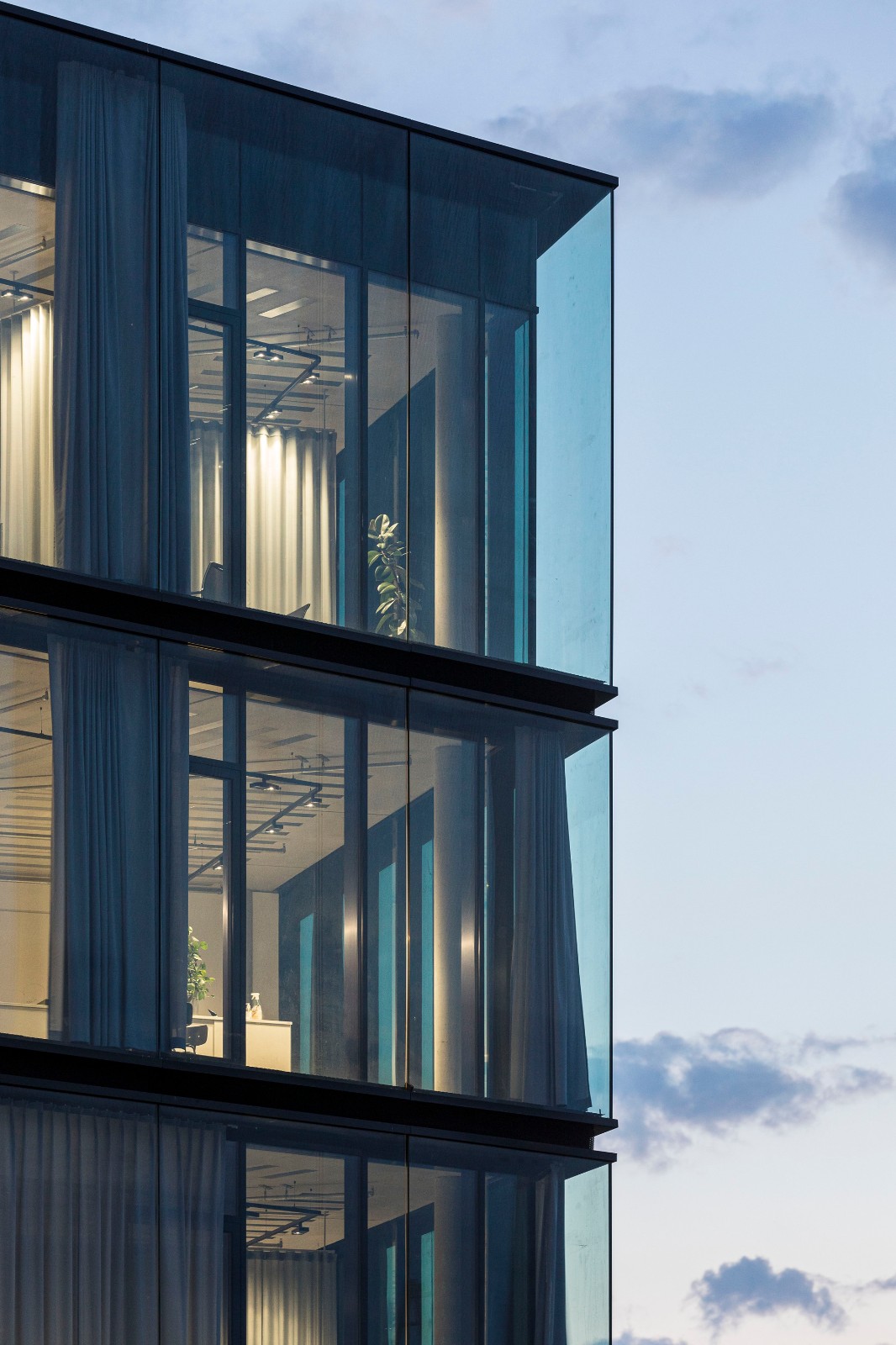 BIM建筑|随太阳路径开合窗帘，baramundi 总部 / 海茵建筑