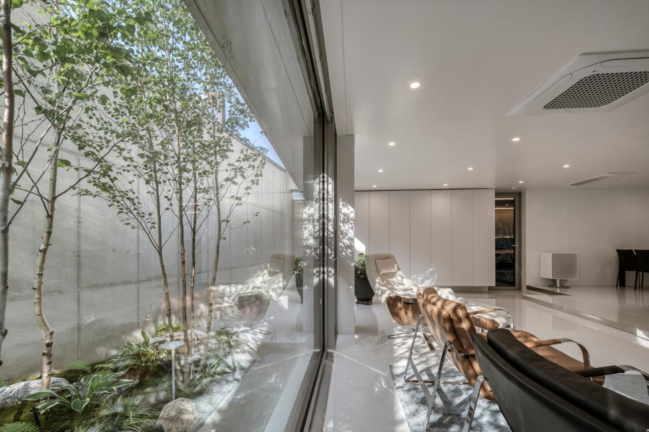 BIM建筑|扭曲营造空间，金属立面住宅 / Archirie