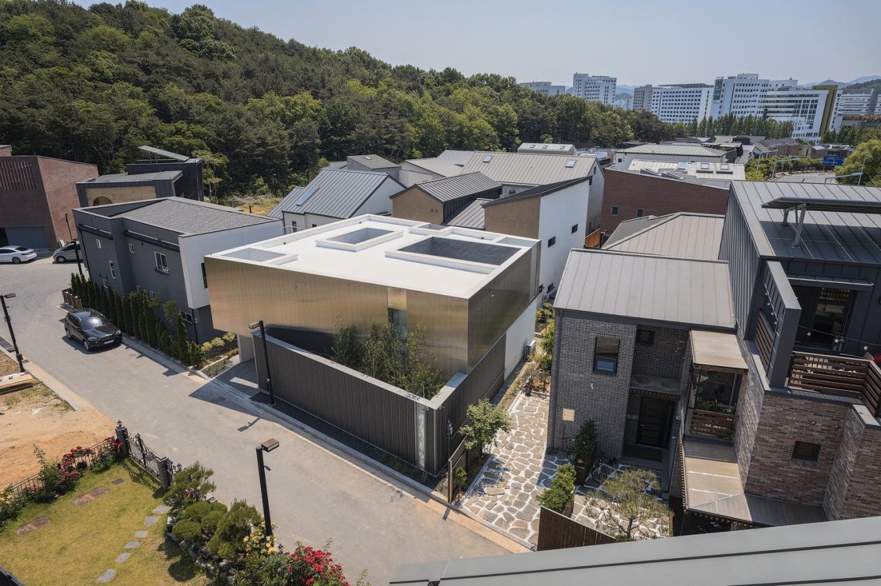 BIM建筑|扭曲营造空间，金属立面住宅 / Archirie