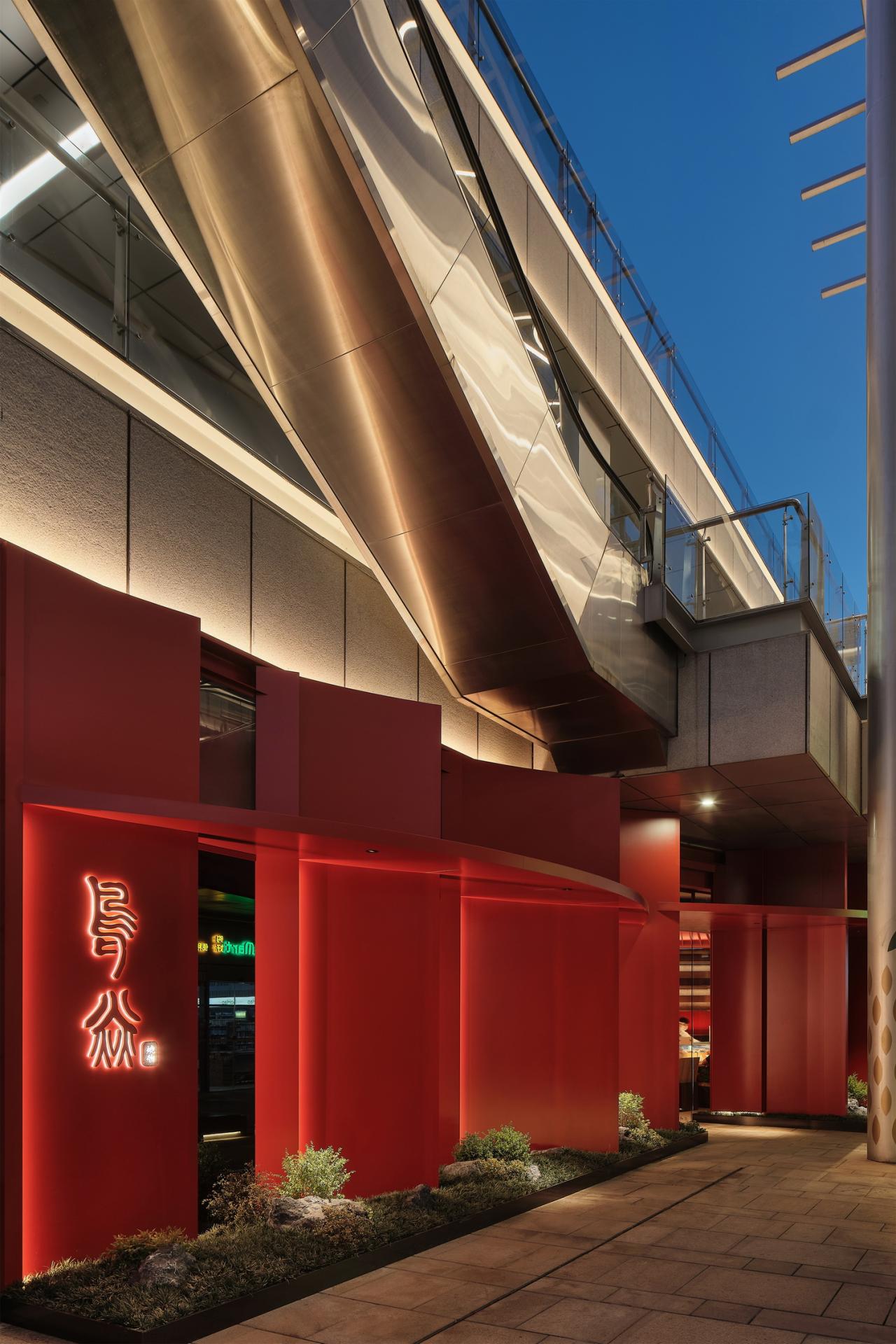 BIM建筑|街角的红色酒场：鸟焱·烧物 / TRIOSTUDIO三厘社