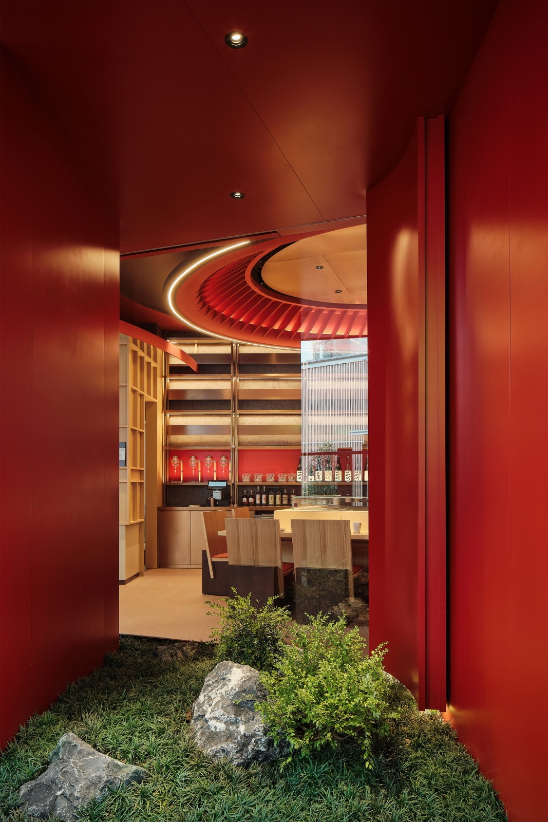 BIM建筑|街角的红色酒场：鸟焱·烧物 / TRIOSTUDIO三厘社