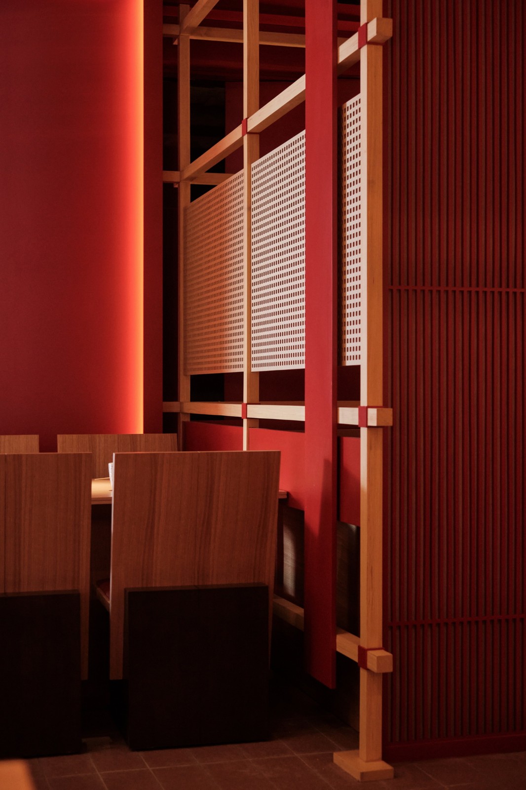 BIM建筑|街角的红色酒场：鸟焱·烧物 / TRIOSTUDIO三厘社