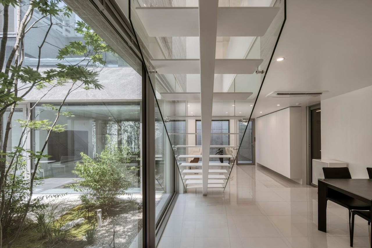 BIM建筑|扭曲营造空间，金属立面住宅 / Archirie