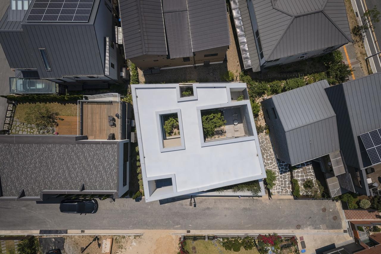 BIM建筑|扭曲营造空间，金属立面住宅 / Archirie