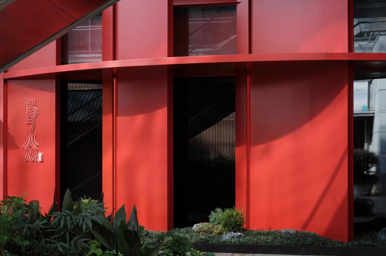 BIM建筑|街角的红色酒场：鸟焱·烧物 / TRIOSTUDIO三厘社