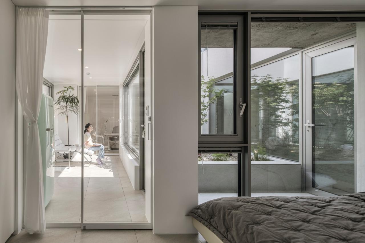 BIM建筑|扭曲营造空间，金属立面住宅 / Archirie