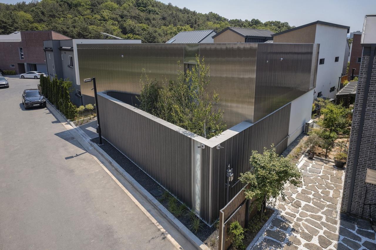 BIM建筑|扭曲营造空间，金属立面住宅 / Archirie