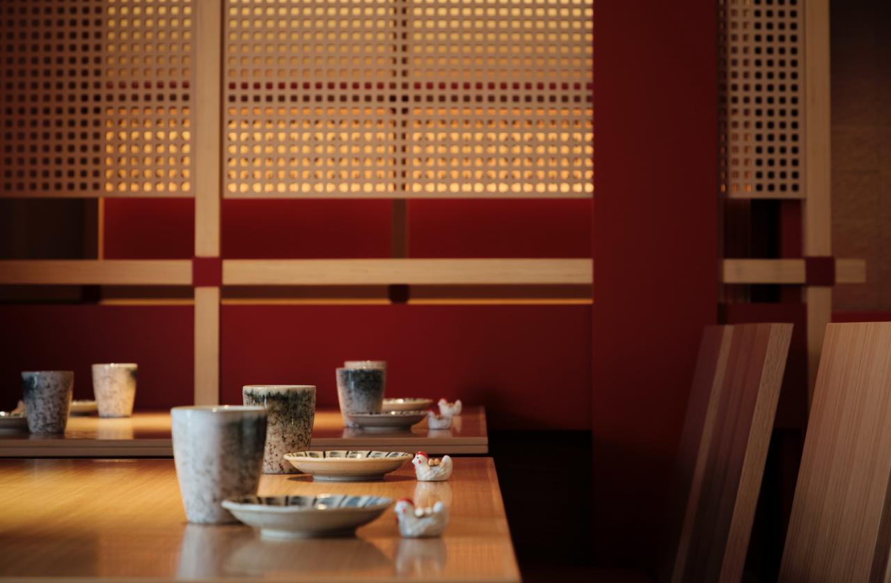 BIM建筑|街角的红色酒场：鸟焱·烧物 / TRIOSTUDIO三厘社