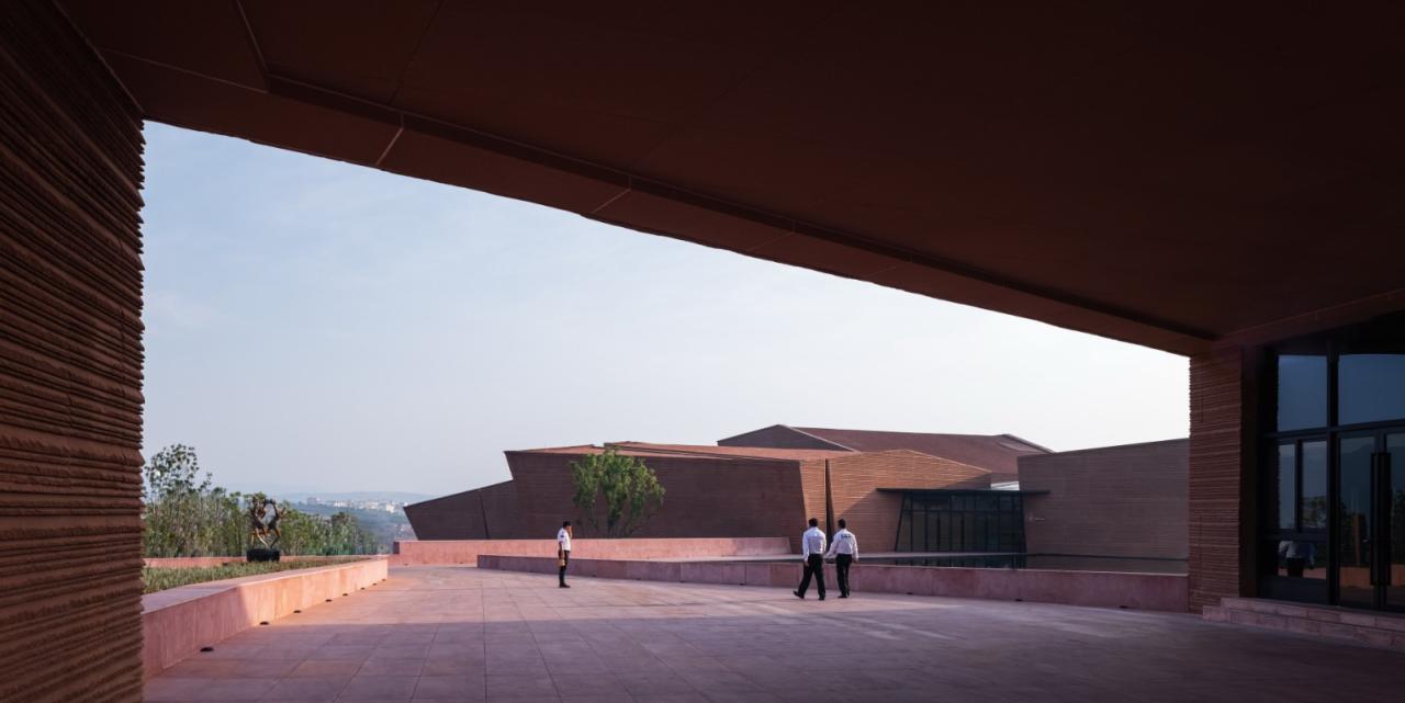 BIM建筑|红色石阵，云南东风韵艺术中心 / 孟凡浩