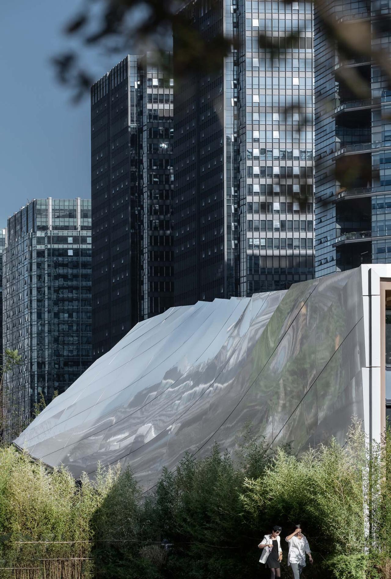 BIM建筑|交子大道木屋顶餐厅 / 致野建筑