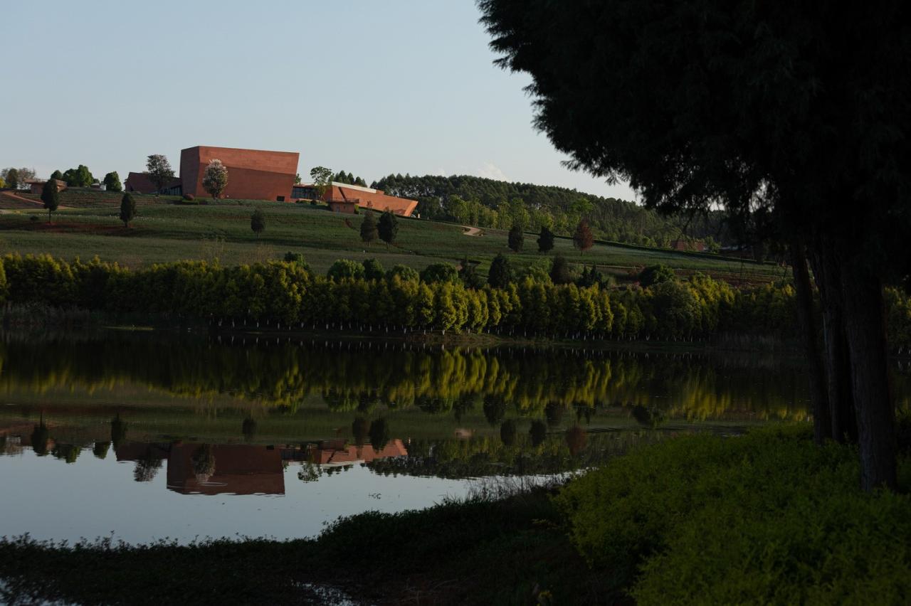 BIM建筑|红色石阵，云南东风韵艺术中心 / 孟凡浩