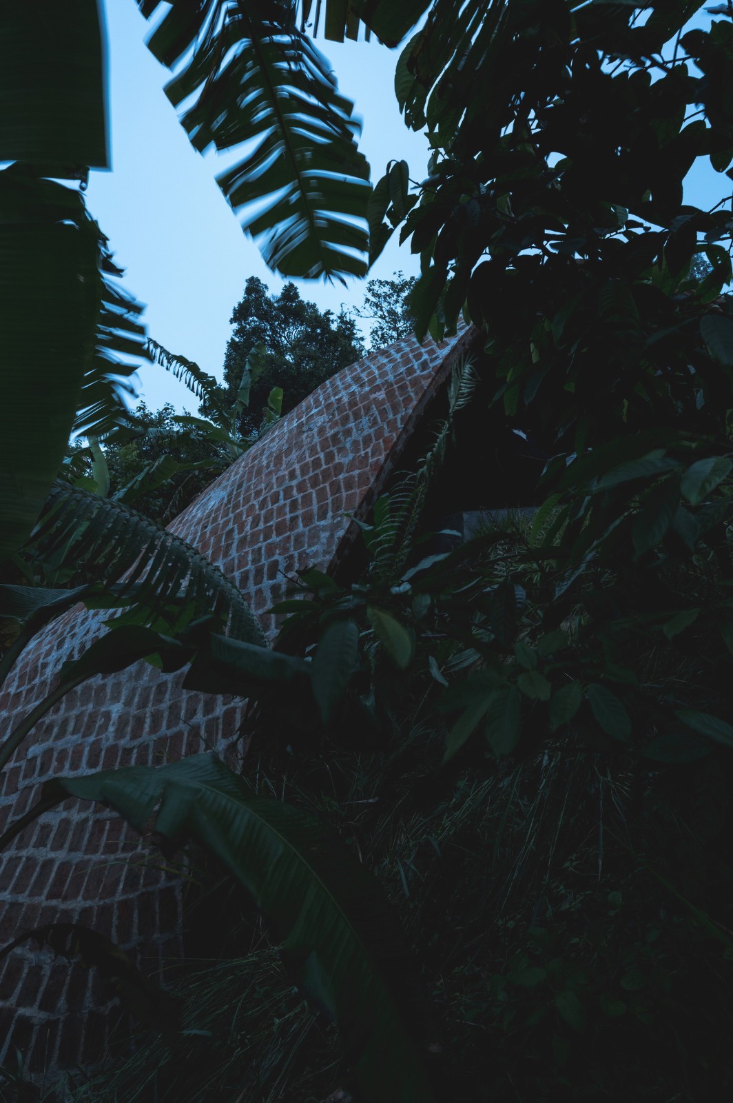 BIM建筑|薄壳拱顶结构牛棚 / Rnd Earth