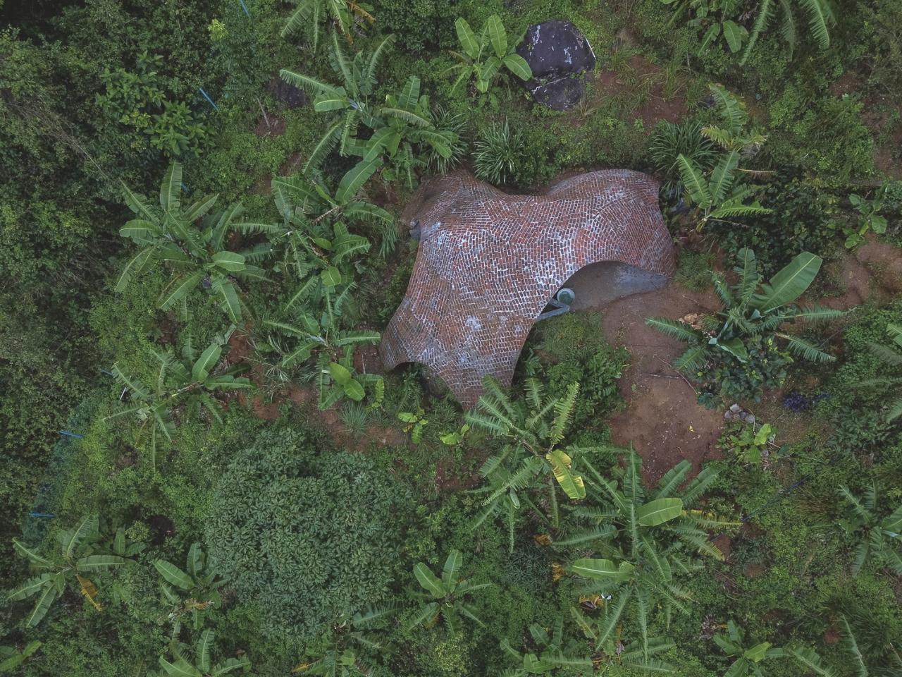 BIM建筑|薄壳拱顶结构牛棚 / Rnd Earth