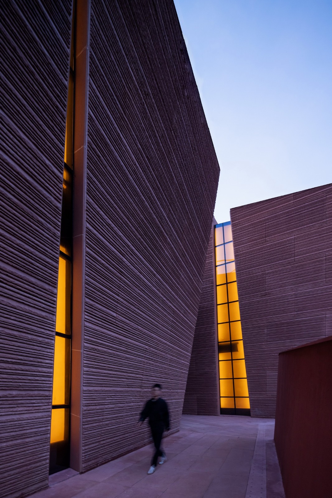 BIM建筑|红色石阵，云南东风韵艺术中心 / 孟凡浩