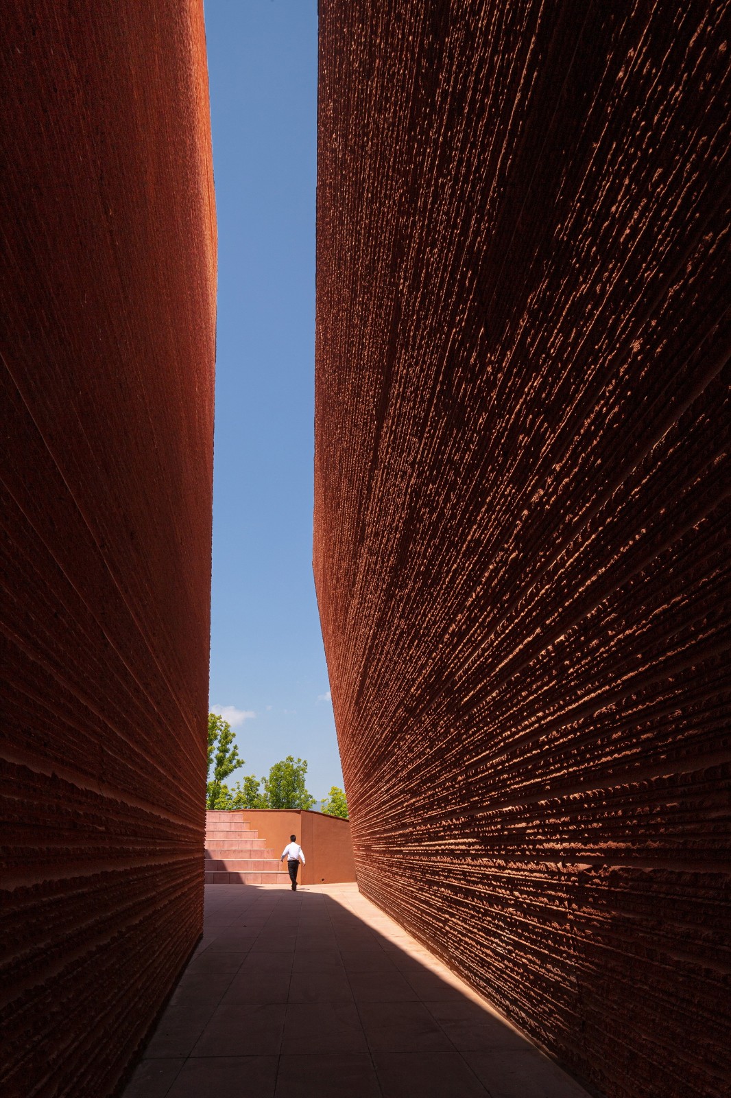 BIM建筑|红色石阵，云南东风韵艺术中心 / 孟凡浩