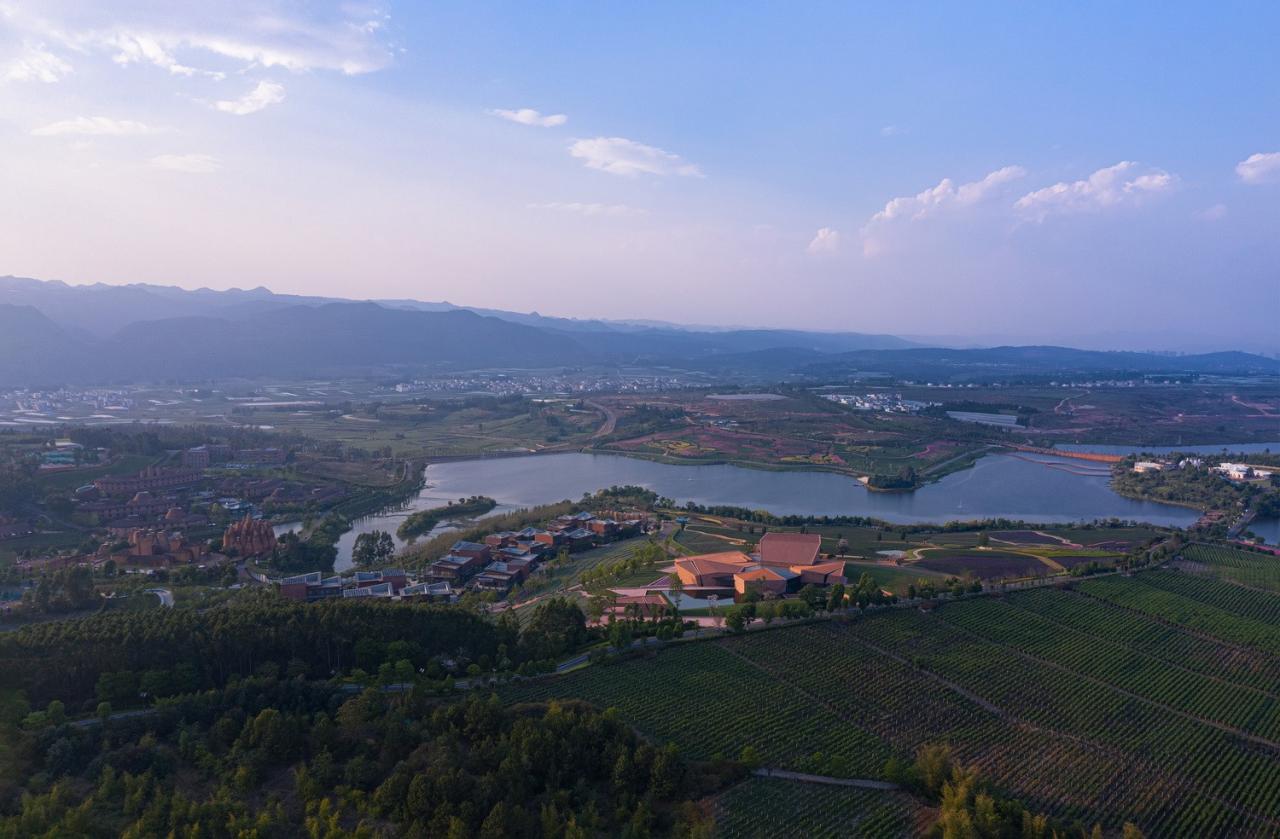 BIM建筑|红色石阵，云南东风韵艺术中心 / 孟凡浩