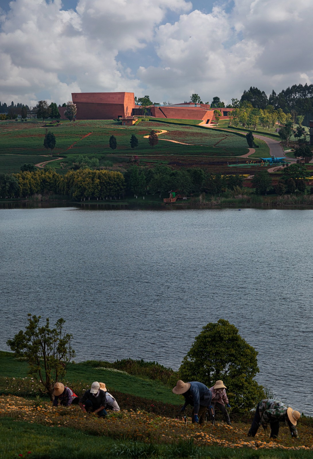 BIM建筑|红色石阵，云南东风韵艺术中心 / 孟凡浩