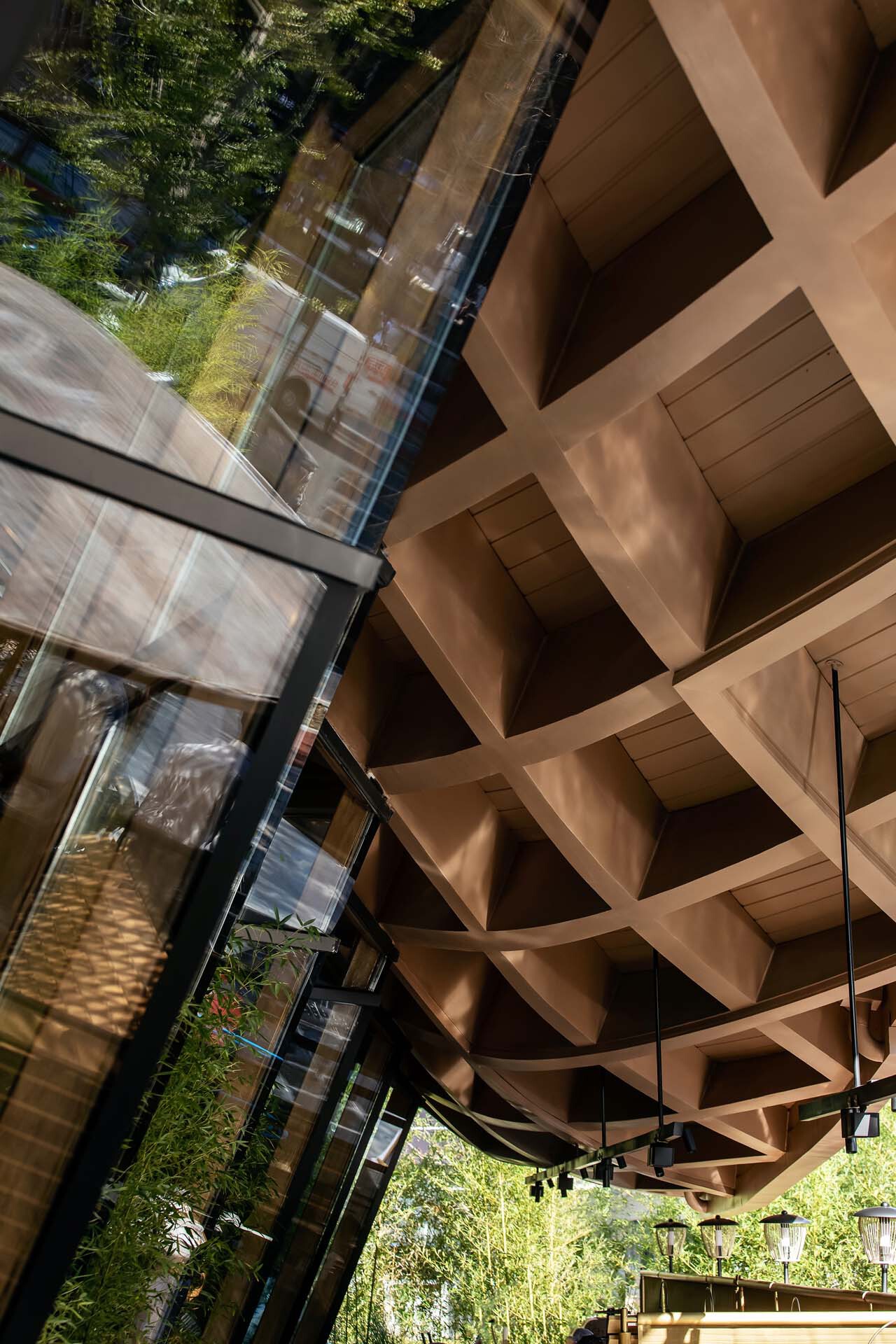 BIM建筑|交子大道木屋顶餐厅 / 致野建筑