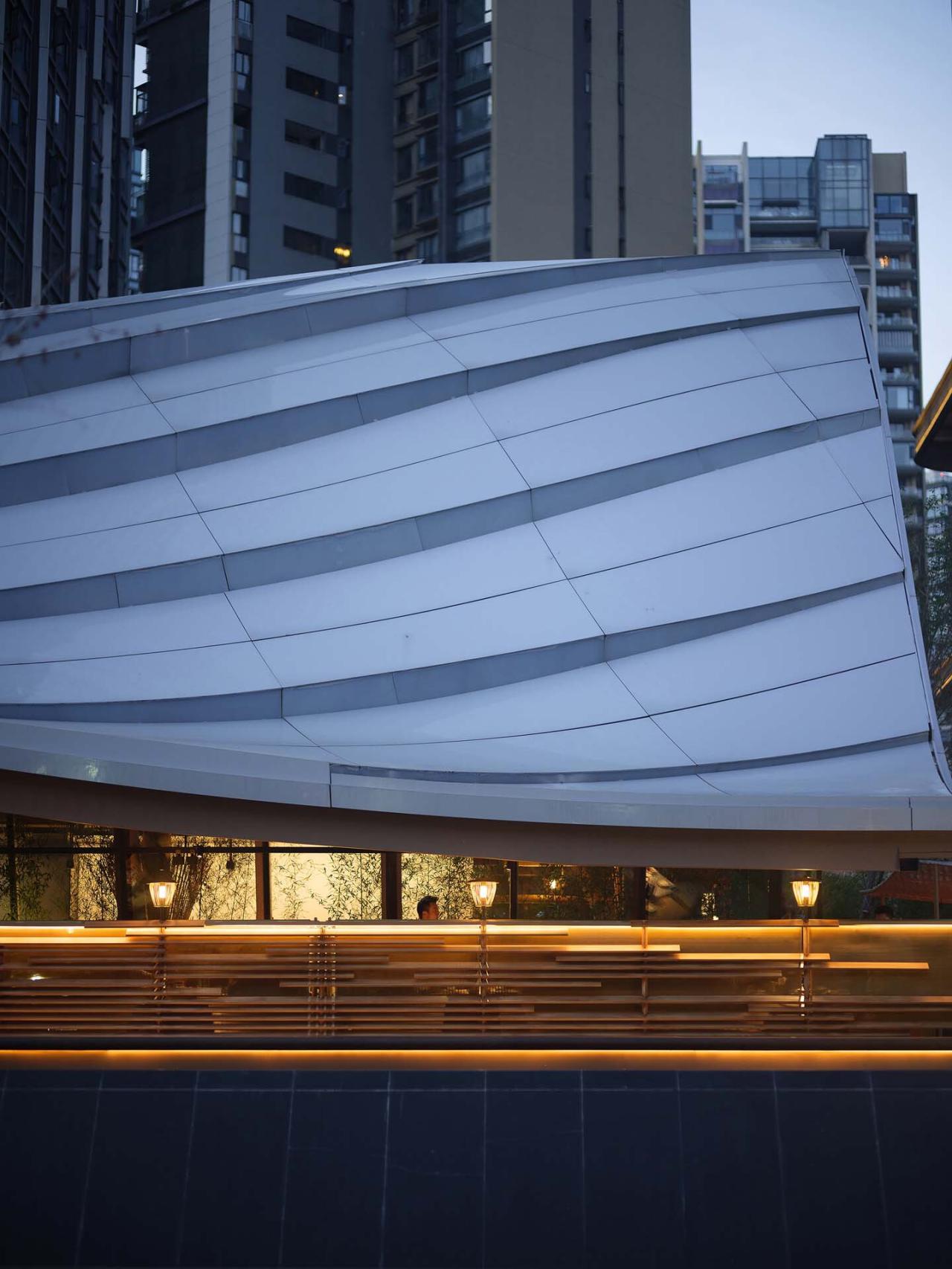 BIM建筑|交子大道木屋顶餐厅 / 致野建筑