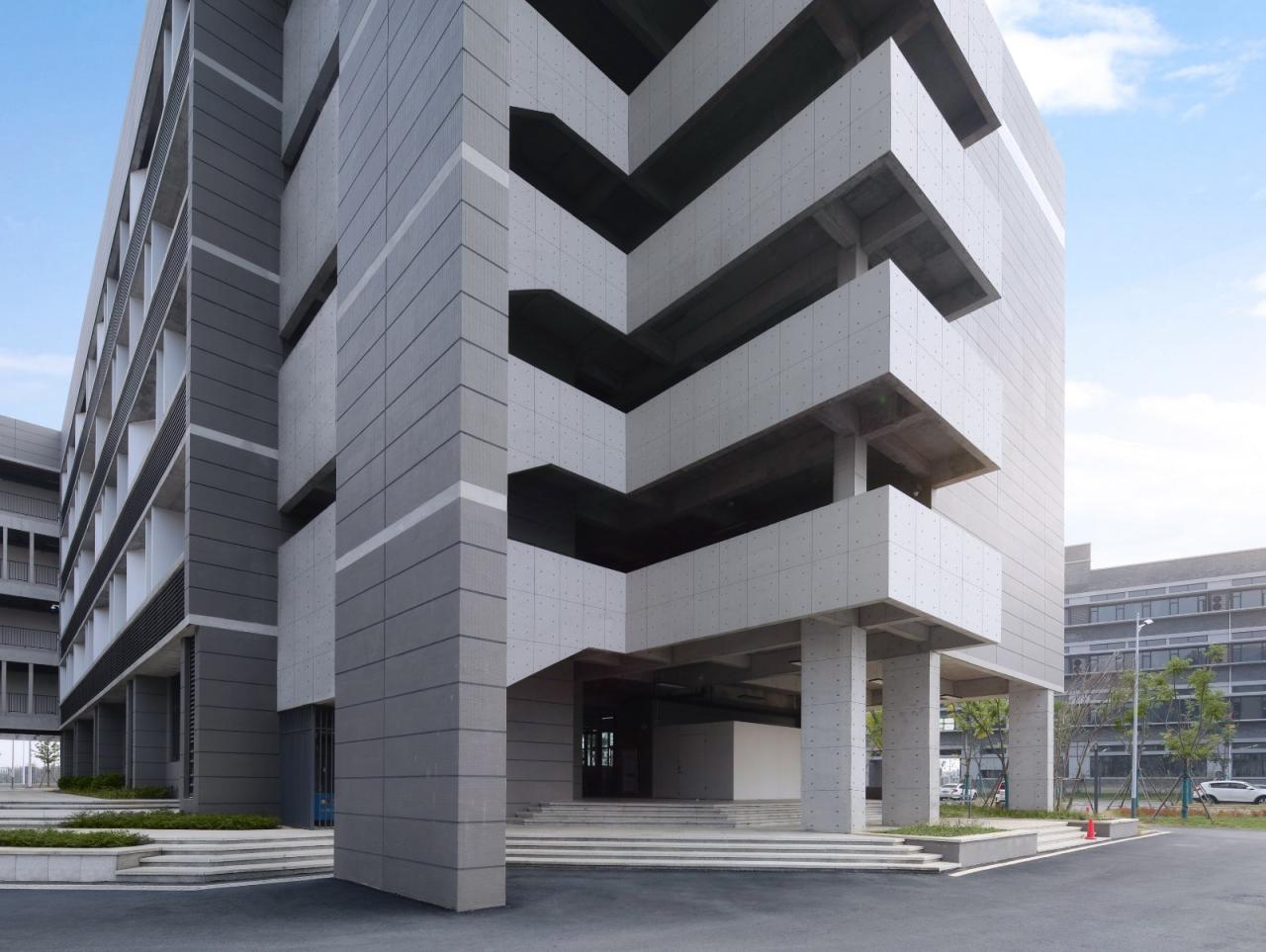 BIM建筑|行山乐水书自华：长江艺术工程职业学院3#教学实训楼 / 湖北建艺风工程设计有限公司