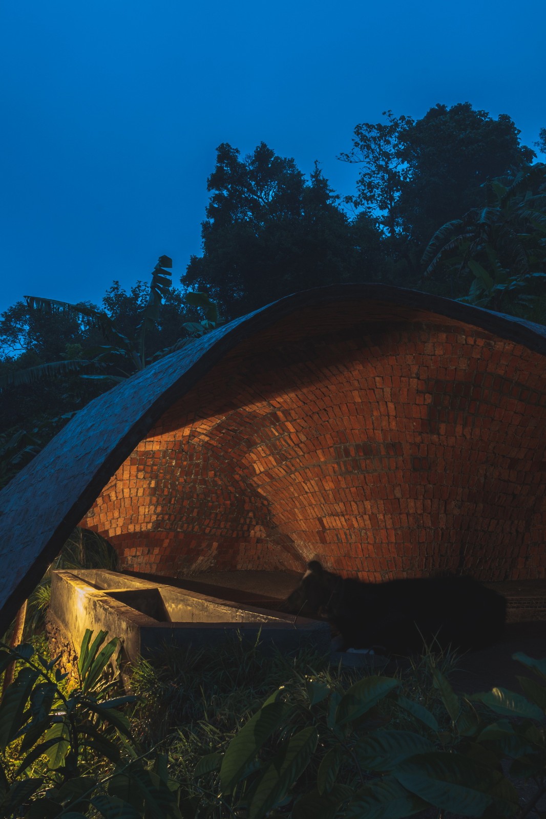 BIM建筑|薄壳拱顶结构牛棚 / Rnd Earth