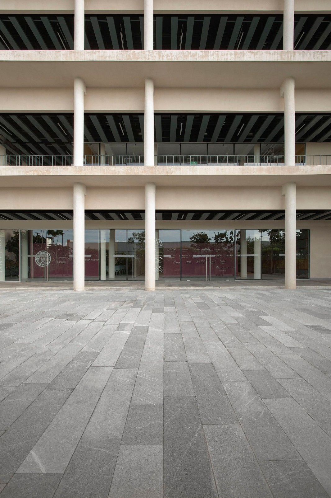 BIM建筑|梅里达银行与商业学校 / IUA Ignacio Urquiza Arquitectos