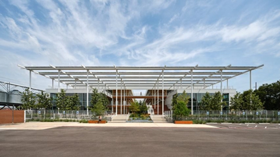 BIM建筑|晋斯勒使用太阳能电池板顶棚遮蔽德克萨斯州办公室