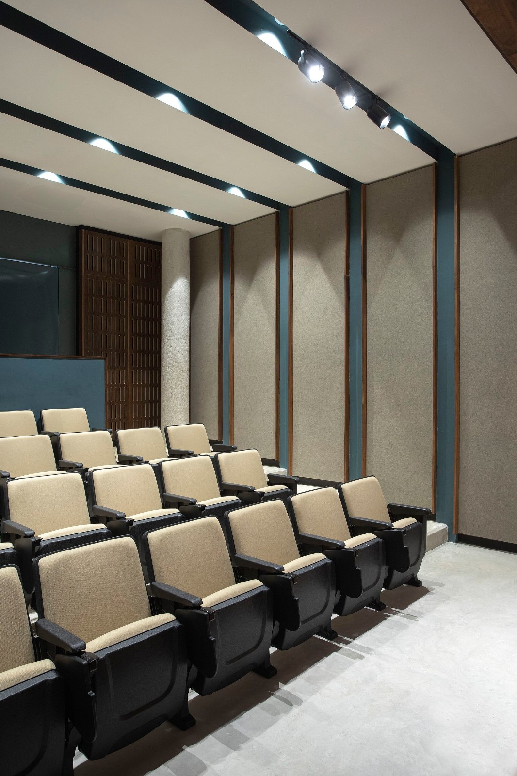 BIM建筑|梅里达银行与商业学校 / IUA Ignacio Urquiza Arquitectos