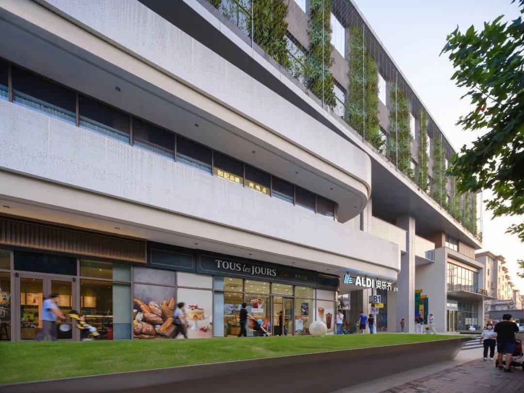 创邑MIX·罗秀路丨焕活新生，从“街角封闭旧盒子”到“绿色邻里会客厅” / 三益建筑