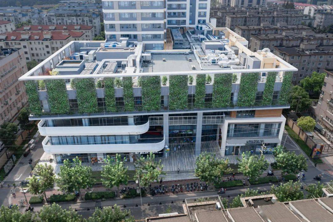 创邑MIX·罗秀路丨焕活新生，从“街角封闭旧盒子”到“绿色邻里会客厅” / 三益建筑