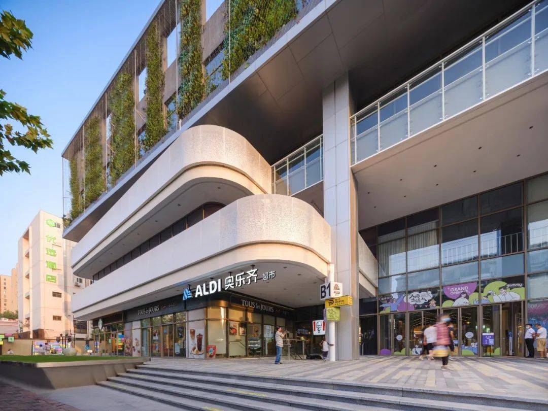 创邑MIX·罗秀路丨焕活新生，从“街角封闭旧盒子”到“绿色邻里会客厅” / 三益建筑