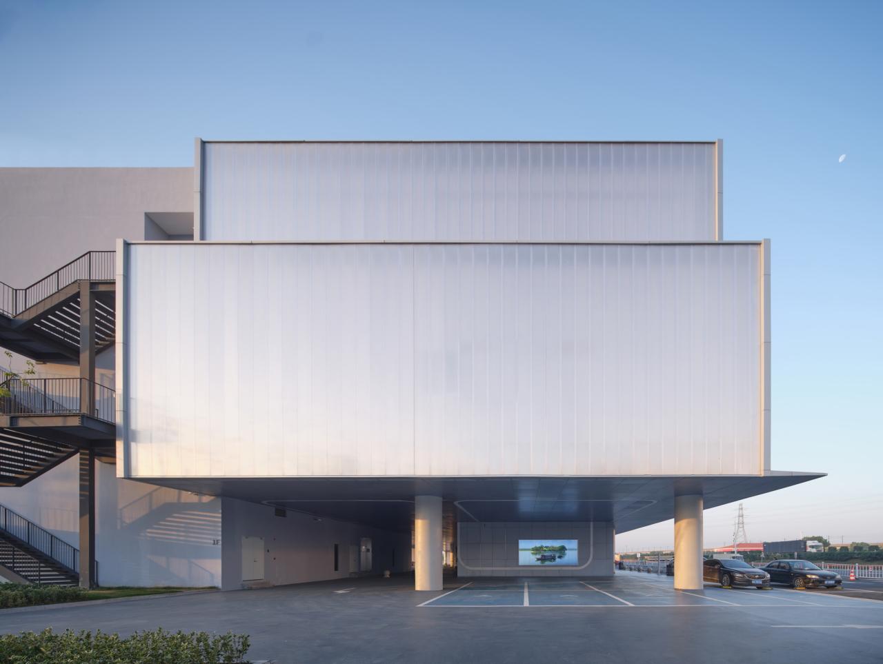 BIM建筑|沪杭高速嘉兴服务区：公路上的综合体 / goa大象设计