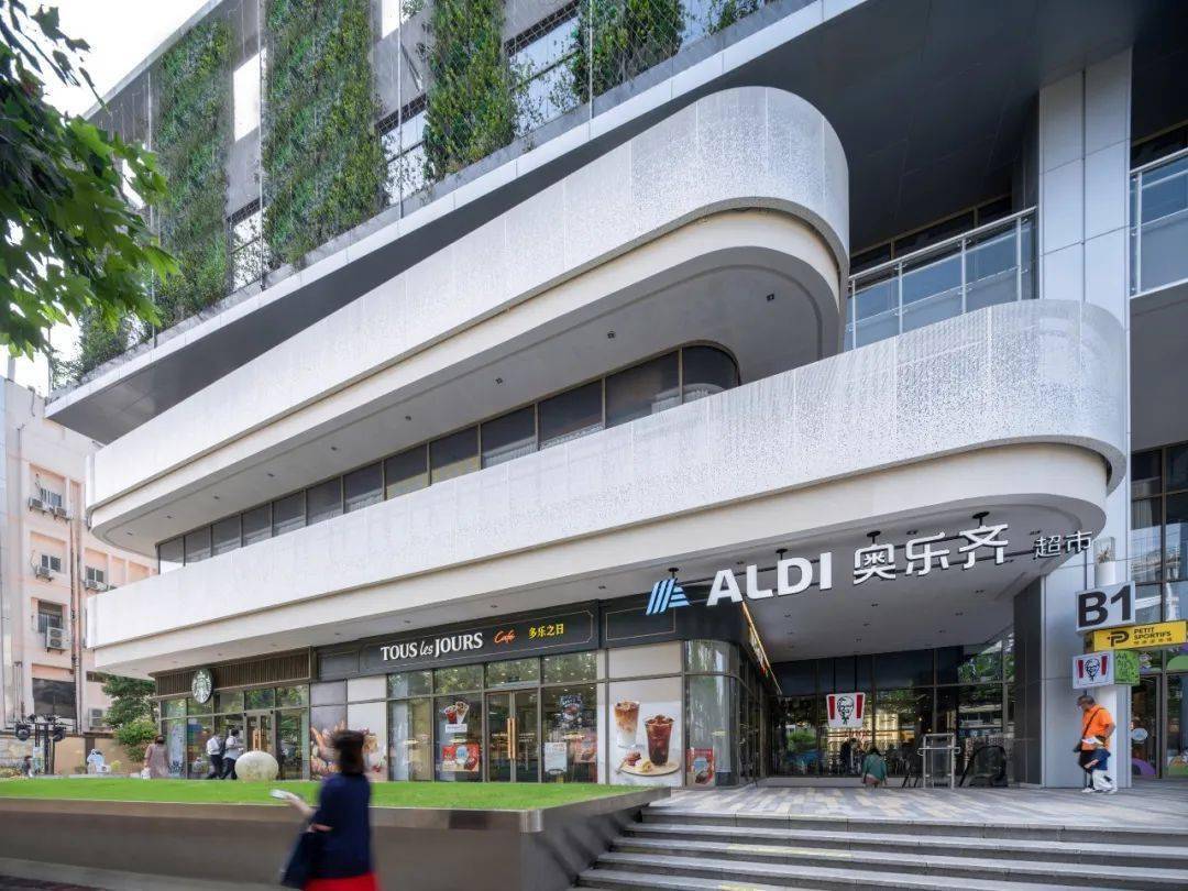 创邑MIX·罗秀路丨焕活新生，从“街角封闭旧盒子”到“绿色邻里会客厅” / 三益建筑