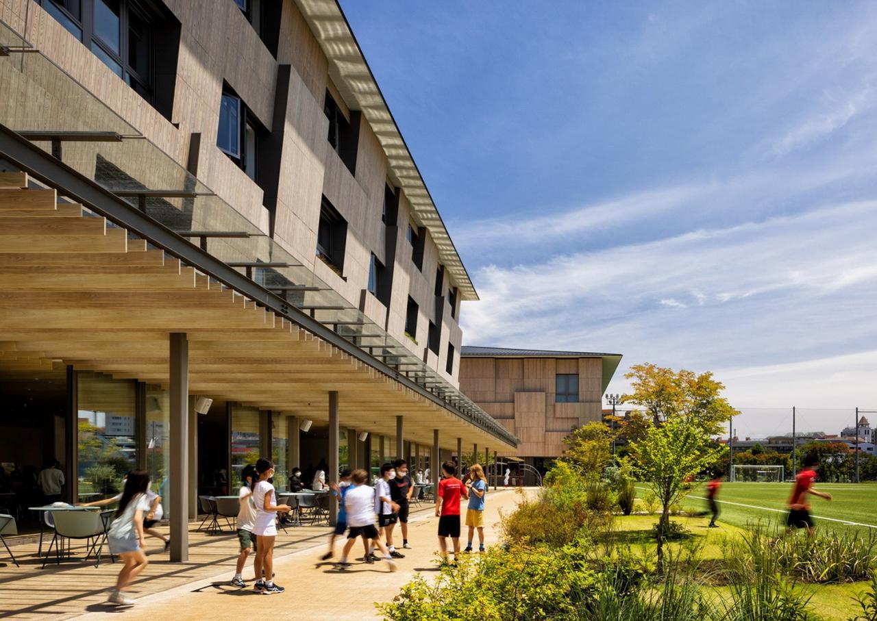 BIM建筑|横滨国际学校，内外均木质饰面 / 大成建设 + 隈研吾建筑都市设计事务所