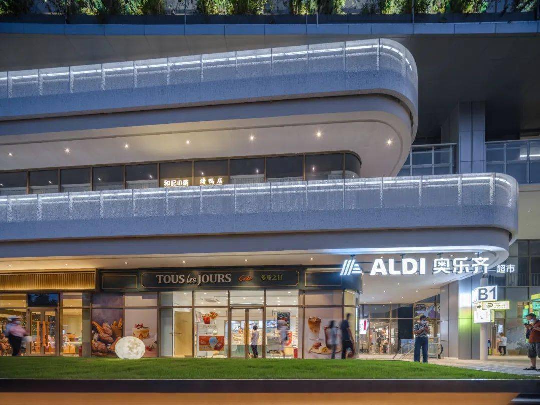 创邑MIX·罗秀路丨焕活新生，从“街角封闭旧盒子”到“绿色邻里会客厅” / 三益建筑