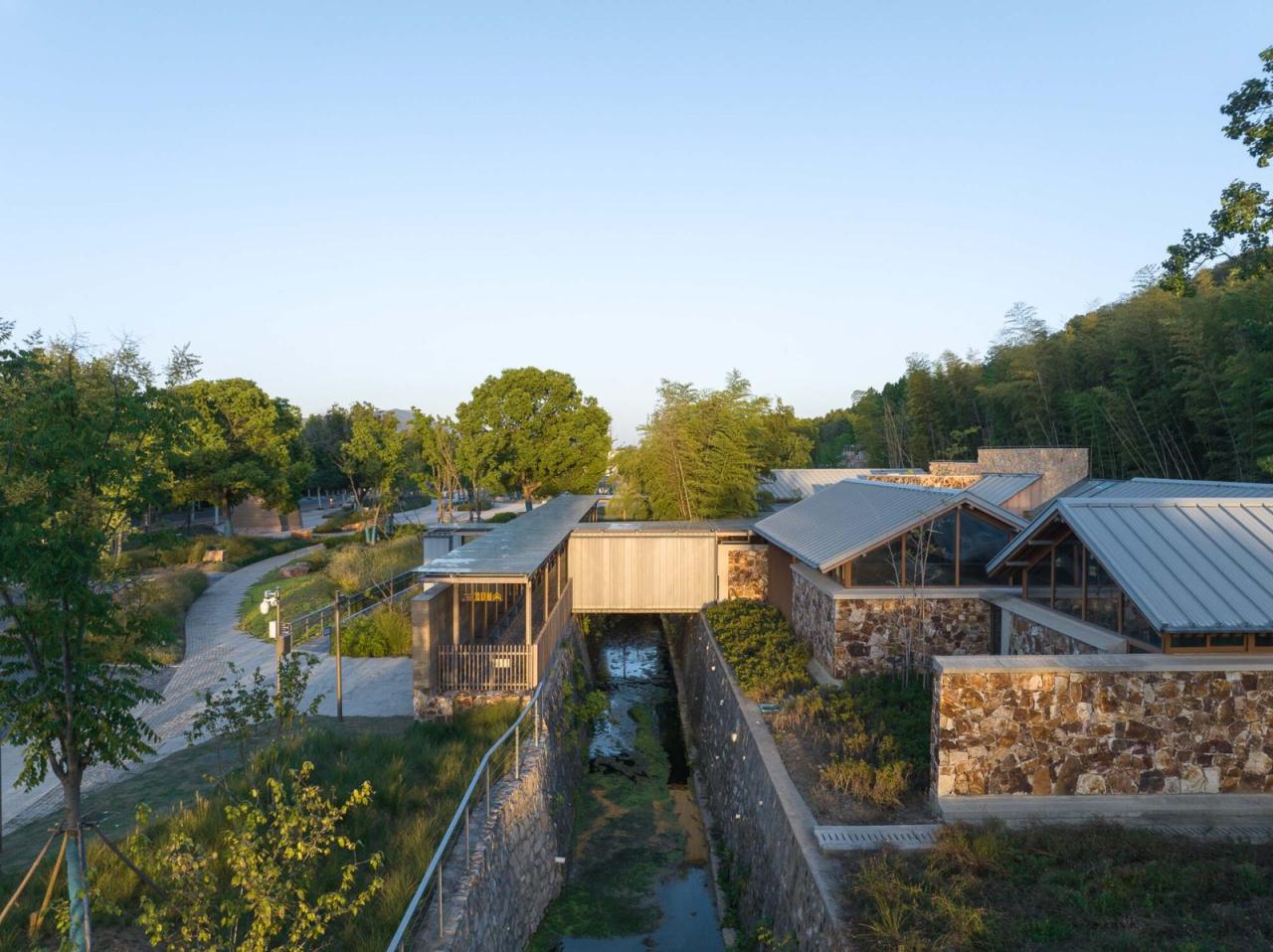 BIM建筑|南京汤山猿人洞游客驿站 / 东南大学建筑设计研究院建筑技术与艺术(ATA)工作室