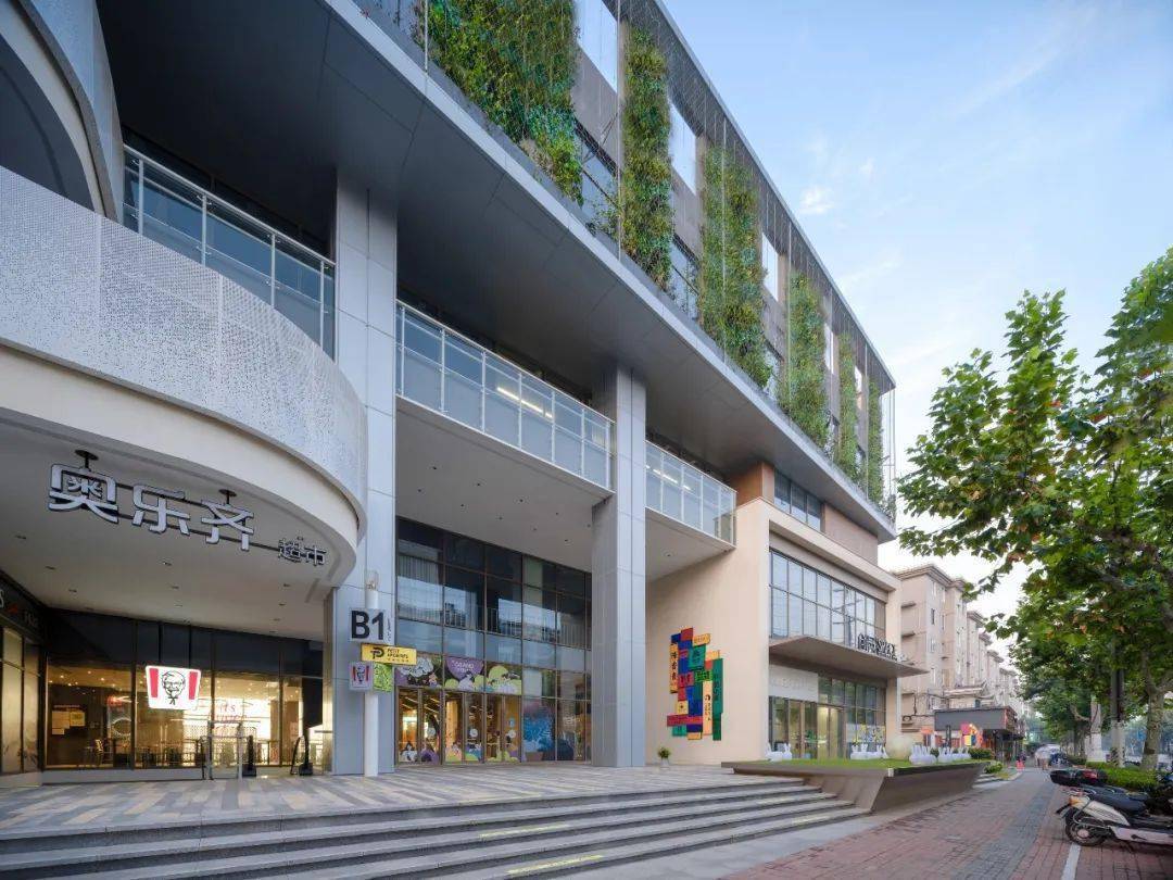 创邑MIX·罗秀路丨焕活新生，从“街角封闭旧盒子”到“绿色邻里会客厅” / 三益建筑