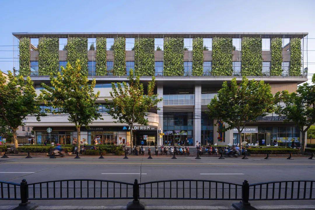 创邑MIX·罗秀路丨焕活新生，从“街角封闭旧盒子”到“绿色邻里会客厅” / 三益建筑