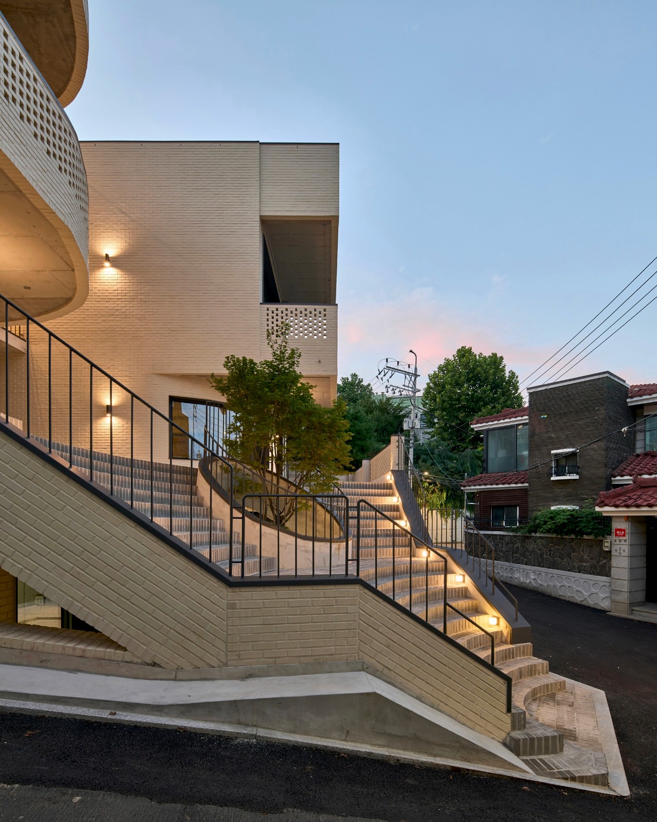 BIM建筑|通向街角的楼梯，Y2 综合大楼 / DAAL