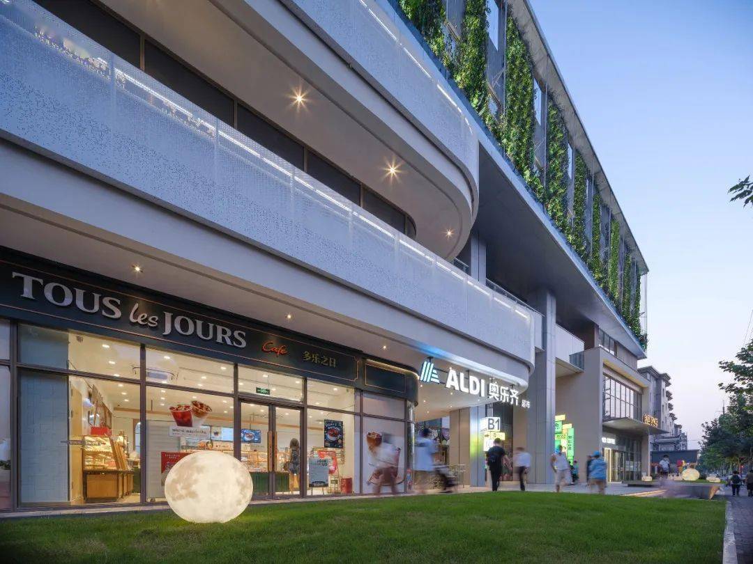 创邑MIX·罗秀路丨焕活新生，从“街角封闭旧盒子”到“绿色邻里会客厅” / 三益建筑