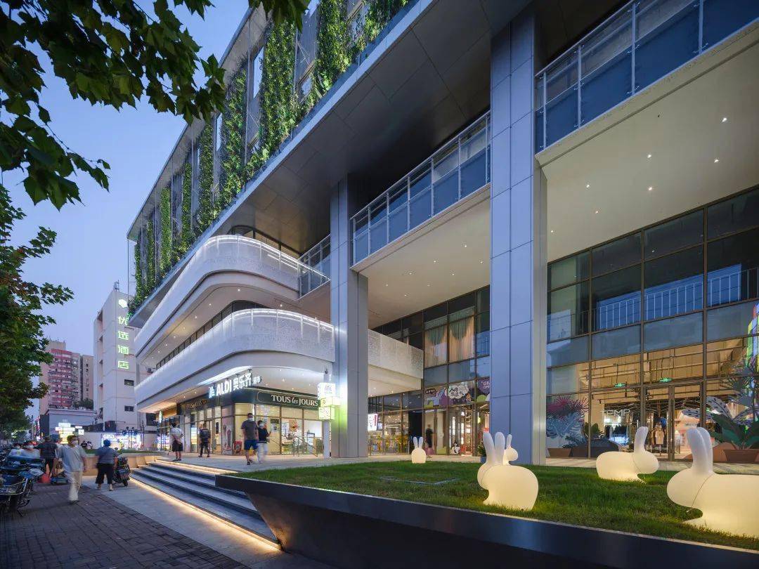 创邑MIX·罗秀路丨焕活新生，从“街角封闭旧盒子”到“绿色邻里会客厅” / 三益建筑