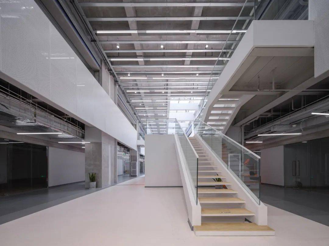 创邑MIX·罗秀路丨焕活新生，从“街角封闭旧盒子”到“绿色邻里会客厅” / 三益建筑