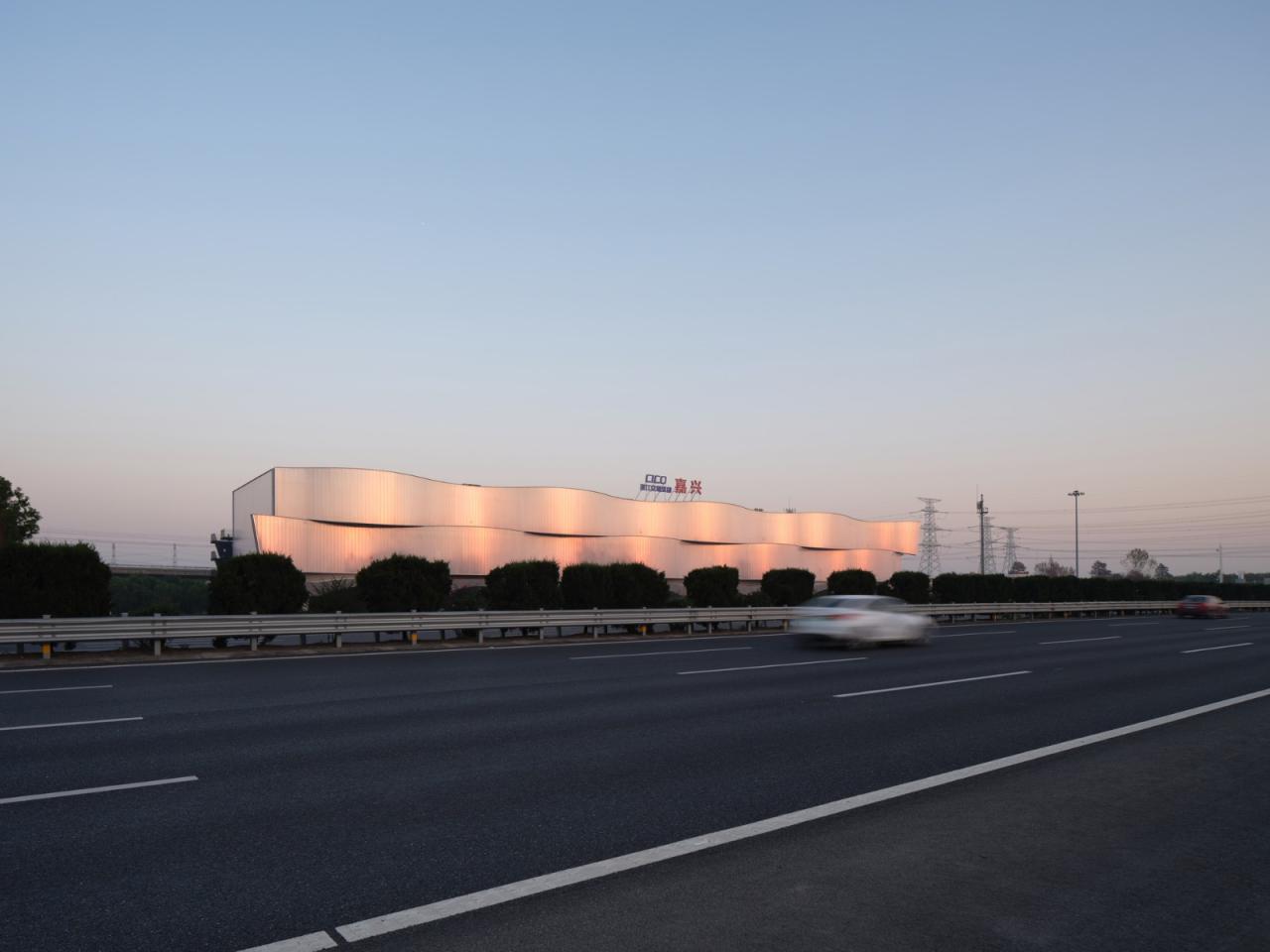 BIM建筑|沪杭高速嘉兴服务区：公路上的综合体 / goa大象设计