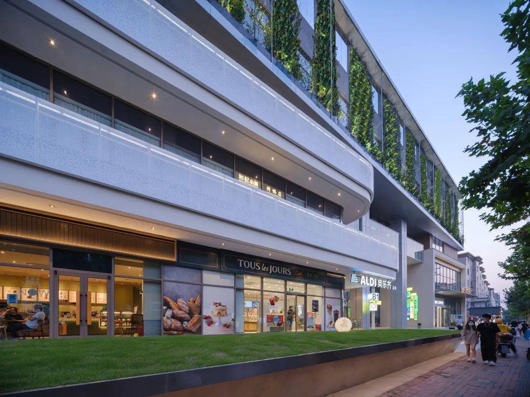 创邑MIX·罗秀路丨焕活新生，从“街角封闭旧盒子”到“绿色邻里会客厅” / 三益建筑