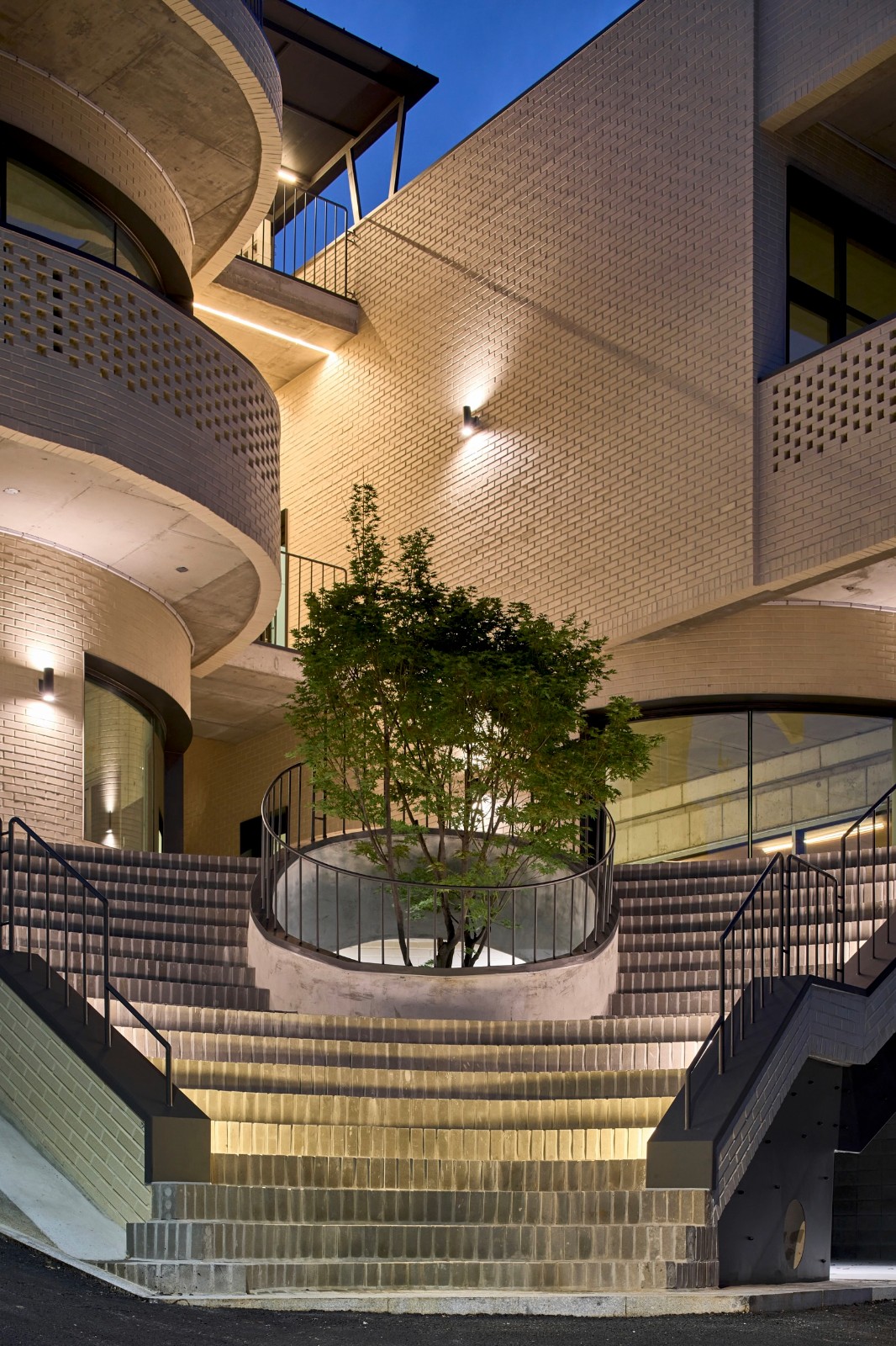 BIM建筑|通向街角的楼梯，Y2 综合大楼 / DAAL