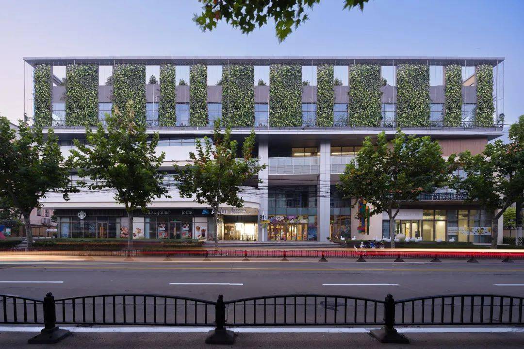 创邑MIX·罗秀路丨焕活新生，从“街角封闭旧盒子”到“绿色邻里会客厅” / 三益建筑