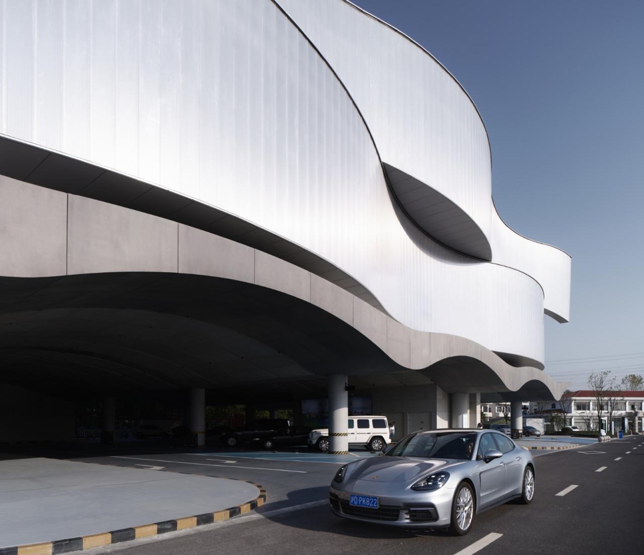 BIM建筑|沪杭高速嘉兴服务区：公路上的综合体 / goa大象设计