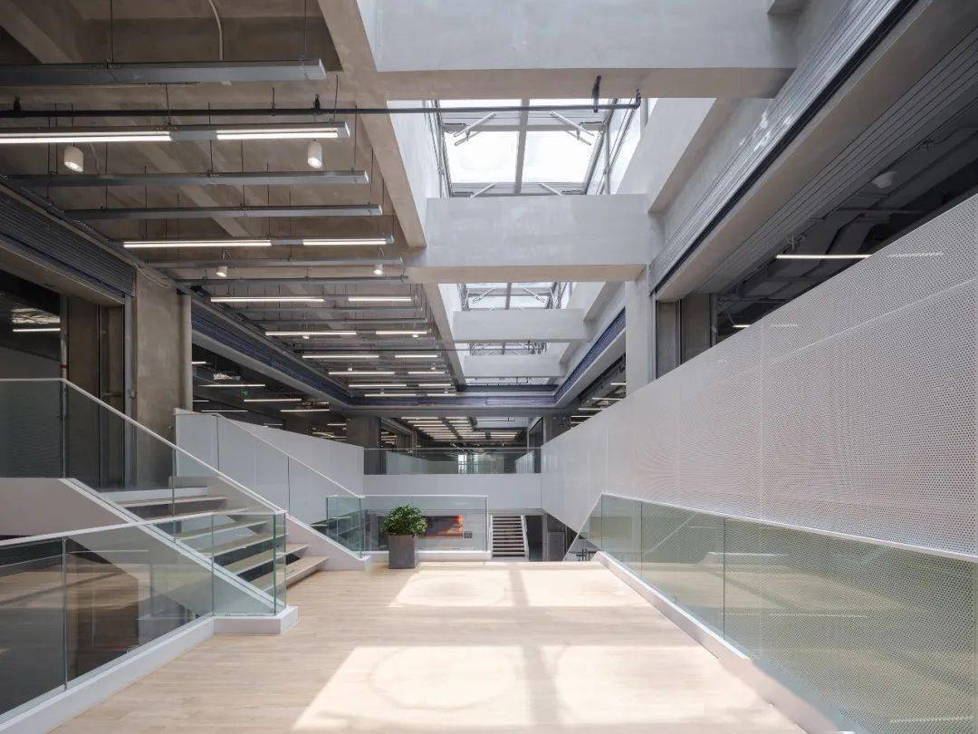 创邑MIX·罗秀路丨焕活新生，从“街角封闭旧盒子”到“绿色邻里会客厅” / 三益建筑